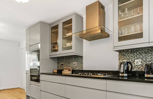Brownswood Apartment | Exclusive 3 bedroom House near Manor House!
