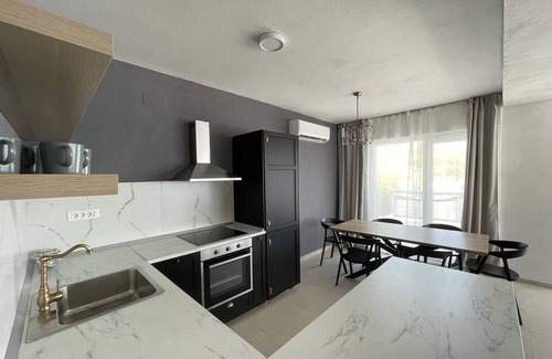 Zavala House | Exclusive 3-bedroom Seafront Suite with jacuzzi