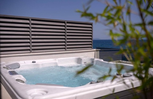 Zavala House | Exclusive 3-bedroom Seafront Suite with jacuzzi