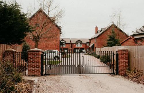 Atherstone House | Exclusive 5 Bed Family House in Village Location