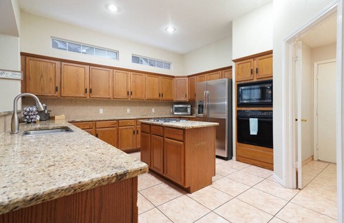 Vance Jackson House | Exclusive and modern - Hot tub, pool, game room