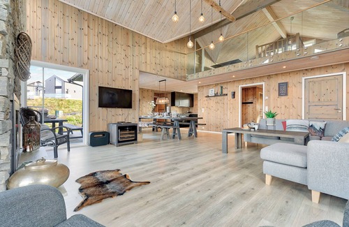 Steinsland Cottage | Exclusive and spacious fishing cabin by the sea with panoramic views to the west