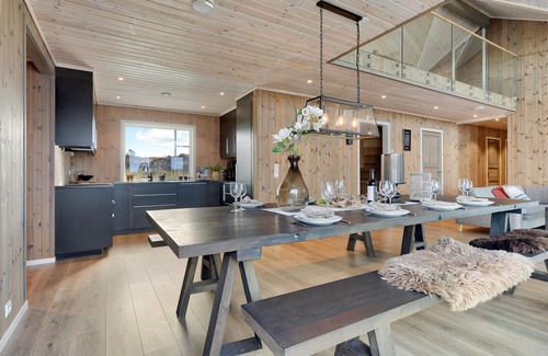 Steinsland Cottage | Exclusive and spacious fishing cabin by the sea with panoramic views to the west