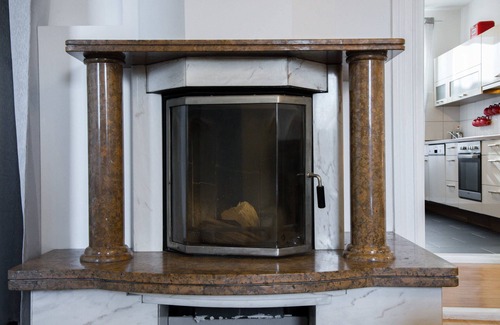 Nord-Mitte Apartment | Exclusive apartment in historic residential building with fireplace, bathroom & plenty of space