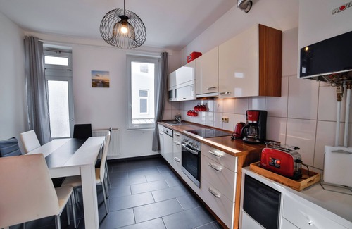 Nord-Mitte Apartment | Exclusive apartment in historic residential building with fireplace, bathroom & plenty of space