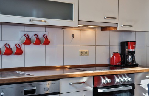 Nord-Mitte Apartment | Exclusive apartment in historic residential building with fireplace, bathroom & plenty of space
