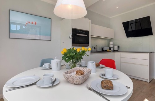 Zingst Apartment | Exclusive apartment in central location with garden, fireplace, WLAN, PS5, FIFA25, karaoke