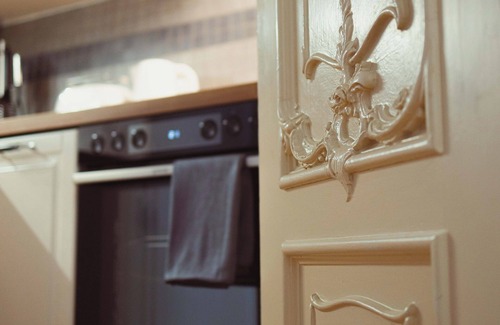 Zeitz Apartment | Exclusive Arthur vacation apartment in a historic townhouse in a prime central location!