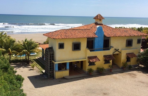 Pochomil House | Exclusive Beachfront Large Spanish Estate for up to 30 people, WiFi
