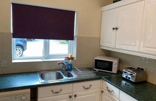 Cherry Hinton House | Exclusive Cambridge 4 bed house with free parking, garden and sleeps 10