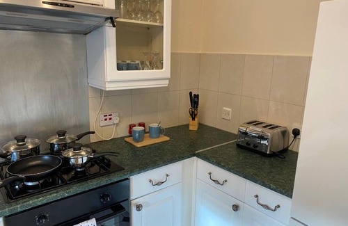 Cherry Hinton House | Exclusive Cambridge 4 bed house with free parking, garden and sleeps 10