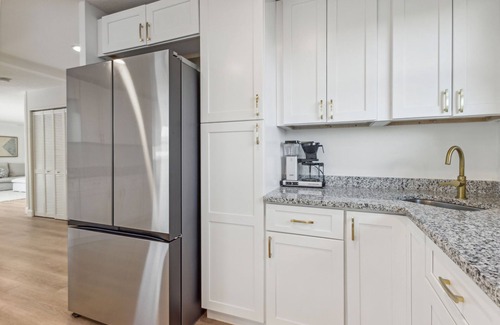 Yacht Haven House | Exclusive Coastal Retreat: Discover Serenity - Your Ideal VRBO Getaway