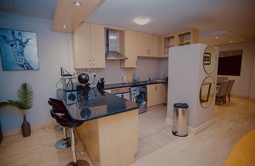 Greater Johannesburg Metropolitan Area House | Exclusive Cul-de-Sac: 2 Bed En-suite Lux Skyline