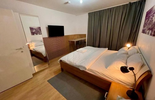 Grinzing Apartment | Exclusive Double Room With Balcony above Citygate Shopping-Metro access-Parking