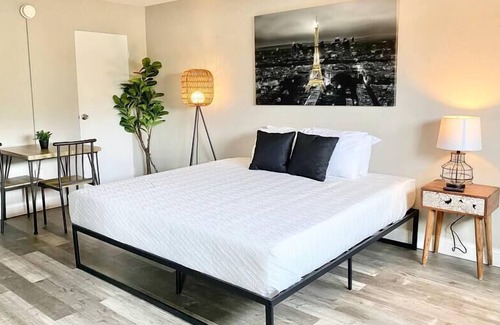 Dayton Condo | Exclusive Downtown Condo | Beachfront | Free PRKNG