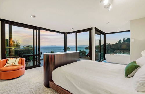 Ngaio Bay Cabin | Exclusive Entire Lodge - Private Beach Access & Stunning Views