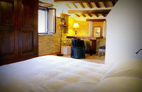 Colbordolo House | Exclusive farmhouse in the hills of Urbino. Ideal for 8 people. Overview.