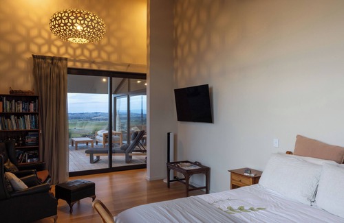 Raukawa Cabin | Exclusive hilltop retreat in the heart of Hawke's Bay -walk to the wineries!