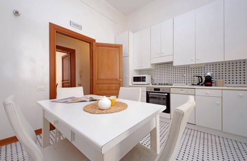 Rione XI Sant'Angelo Apartment | Exclusive Historic Ghetto Flatinrome
