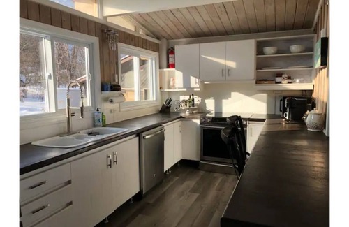 Barrie Cottage | Exclusive Lakefront House on Private Lake