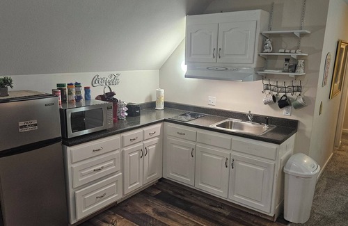 Cleveland House | EXCLUSIVE LARGE 2 BEDROOM SUITE W/THEATER ROOM + KITCHEN