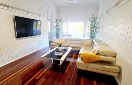 Maryborough Apartment | Exclusive location - Entire 3-bedroom Unit in Maryborough CBD, 10ppl