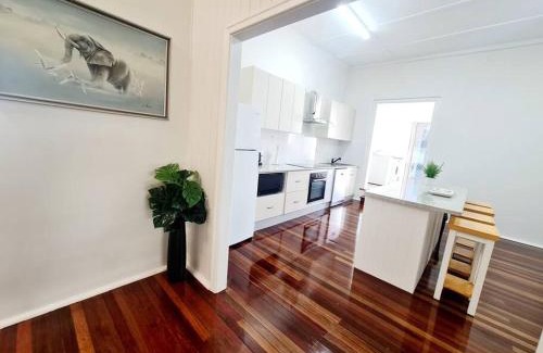 Maryborough Apartment | Exclusive location - Entire 3-bedroom Unit in Maryborough CBD, 10ppl