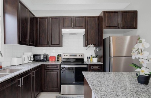 Vaughan House | EXCLUSIVE Luxury Brand New 3-bedroom townhome: Family friendly in Kleinburg