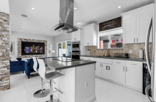 Ludlam House | Exclusive Poolside Residence