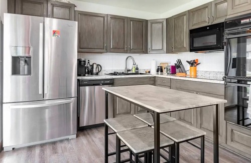 Morrison House | Exclusive Stay Private Room 1: Adults Only + Near Red Rocks
