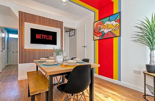 Luton House | Exclusive Town Centre Home, FREE Parking, Walk to TRAIN STATION, Near AIRPORT, LUXURY Stay, GARDEN, POP ART Decor