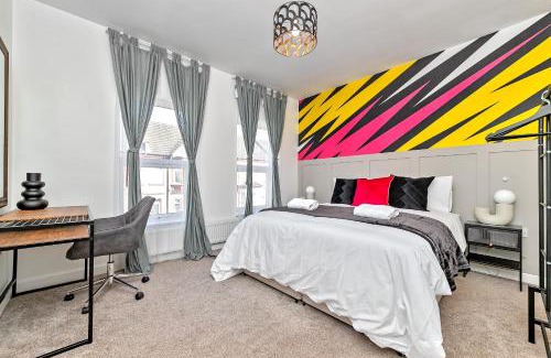 Luton House | Exclusive Town Centre Home, FREE Parking, Walk to TRAIN STATION, Near AIRPORT, LUXURY Stay, GARDEN, POP ART Decor
