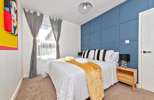 Luton House | Exclusive Town Centre Home, FREE Parking, Walk to TRAIN STATION, Near AIRPORT, LUXURY Stay, GARDEN, POP ART Decor