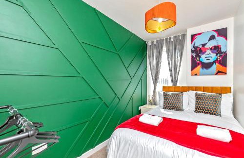 Luton House | Exclusive Town Centre Home, FREE Parking, Walk to TRAIN STATION, Near AIRPORT, LUXURY Stay, GARDEN, POP ART Decor