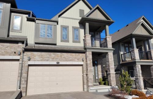 Waterloo Villa | Exclusive Townhome near West-Side Trails