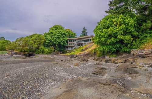 Departure Bay House | EXCLUSIVE, UNCOMPROMISING OCEANFRONT EXECUTIVE HOME