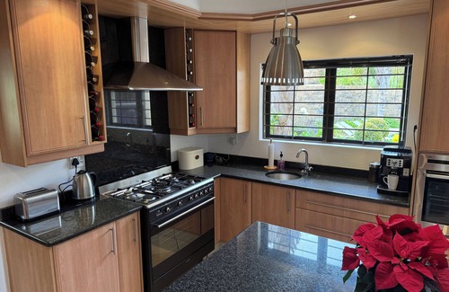 Heldervue House | Exclusive vacation home with sea views in Somerset West