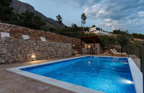 Ruskamen Villa | Exclusive Villa Almissa with swimming pool and sea view