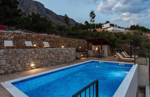 Ruskamen Villa | Exclusive Villa Almissa with swimming pool and sea view