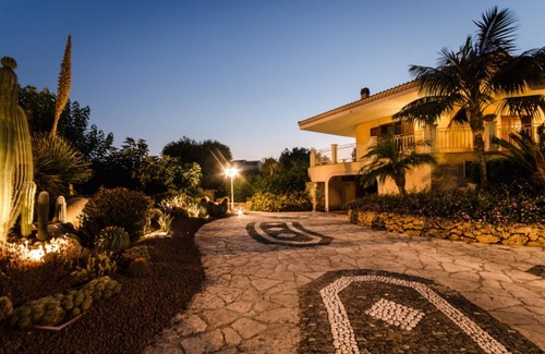 Syracuse Villa | Exclusive villa, heated saltwater-pool, fireplace, WiFi, aircon, 8 pers.