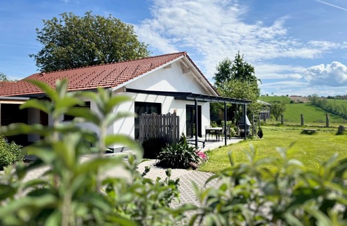 Roehrnbach Apartment | Exclusively furnished holiday home - with bathtub and walk-in experience shower