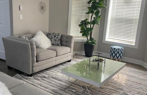 Greater Grand Crossing Apartment | Exec Lux home wth 3 Level,6 Bdrms/3bth & 2 Kitchen
