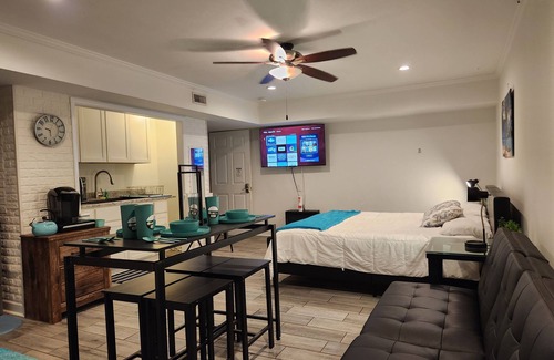 Kernersville House | Exec Suite King Bed Hot Tub Gym Laundry
