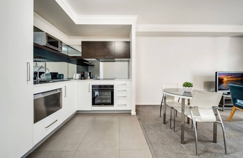 Greenway Apartment | Executive 1-Bed by Lake & Local Shops
