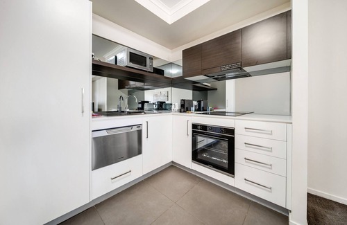 Greenway Apartment | Executive 1-Bed by Lake & Local Shops