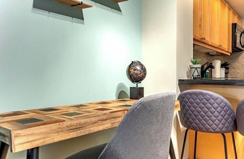 Downtown Mississauga Apartment | Executive 1+Den Condo, Parking