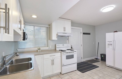 Fleetwood House | Executive 2 bed 1 bath Spacious & Centrally Located suite.