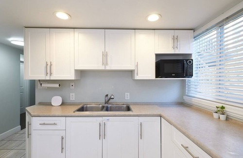 Fleetwood House | Executive 2 bed 1 bath Spacious & Centrally Located suite.