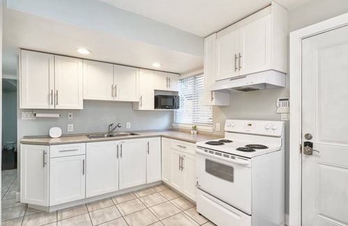 Fleetwood House | Executive 2 bed 1 bath Spacious & Centrally Located suite.