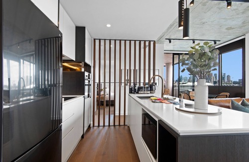 Cremorne Apartment | Executive 2-Bed Apartment with Views, Gym and Spa